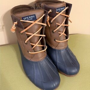 Sperry Syren Gulf round toe zippered duck boots in a navy and tan women’s 7